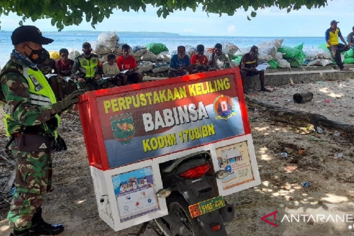 Aparat TNI di Biak Papua sediakan perpustakaan keliling untuk warga