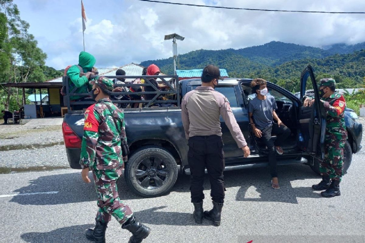 Aparat TNI/Polri lakukan penyekatan di jalan trans Nabire-Enaro cegah COVID-19