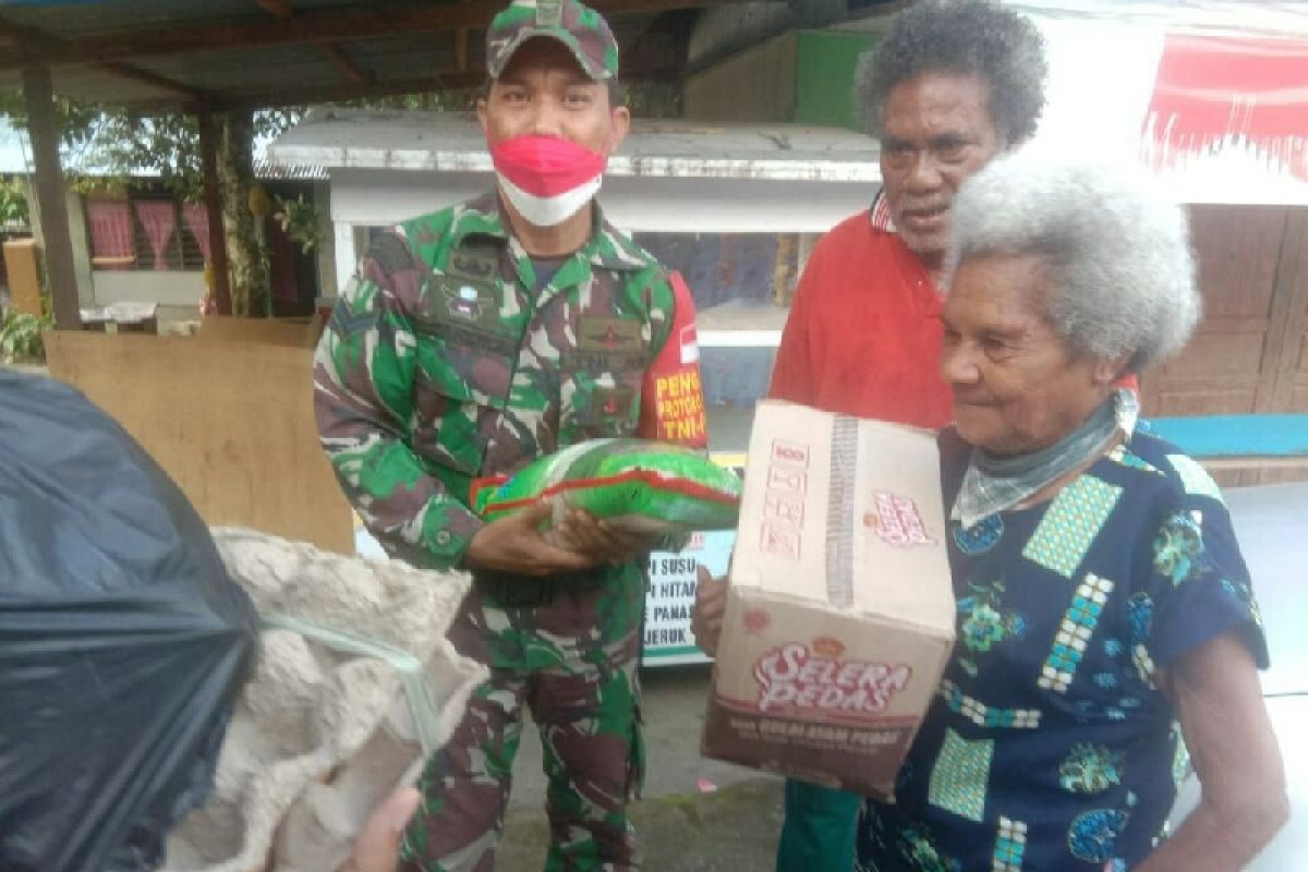 Aparat TNI beri bantuan sembako warga Nafri Jayapura di masa pandemi