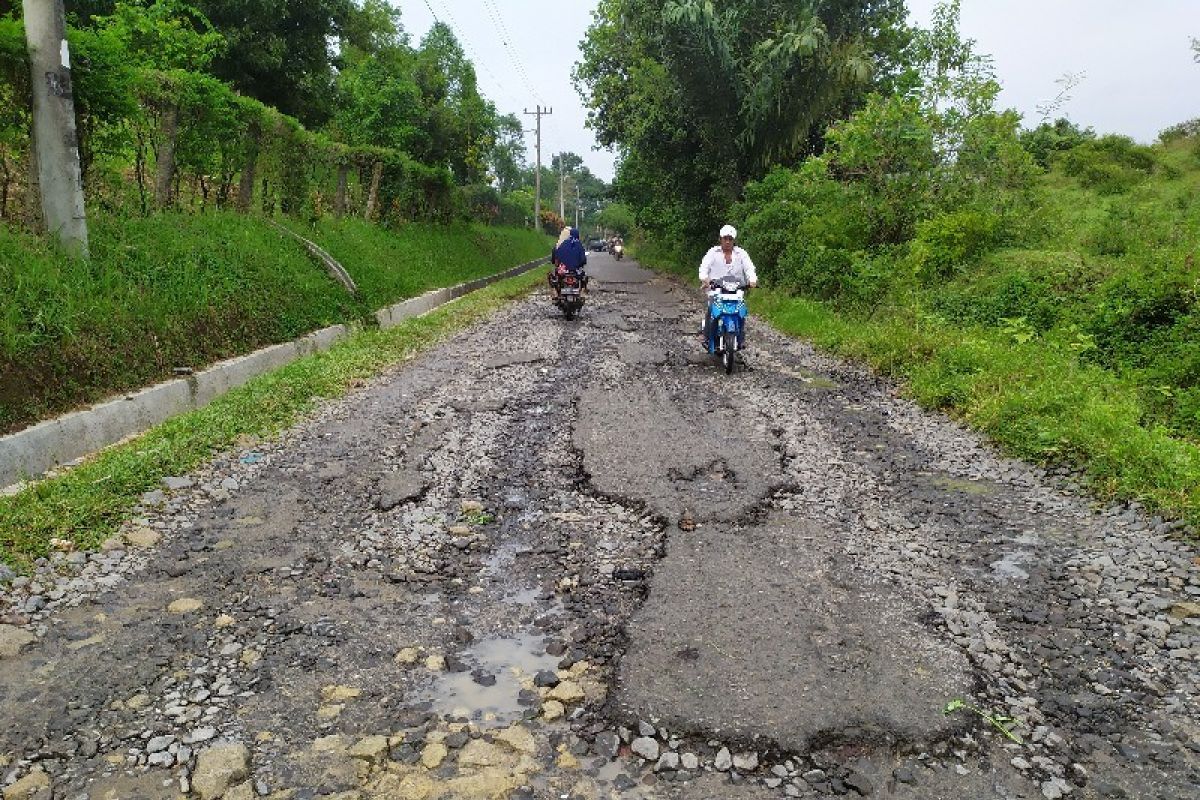 Warga  Dolok Batu Nanggar Simalungun  harapkan perbaikan jalan yang rusak puluhan tahun