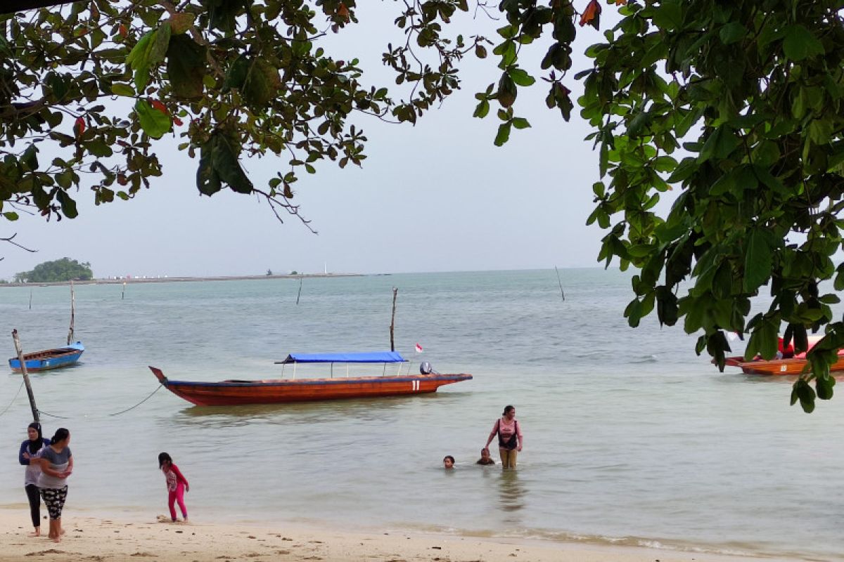 Warga  Batam mulai kunjungi pantai untuk berlibur