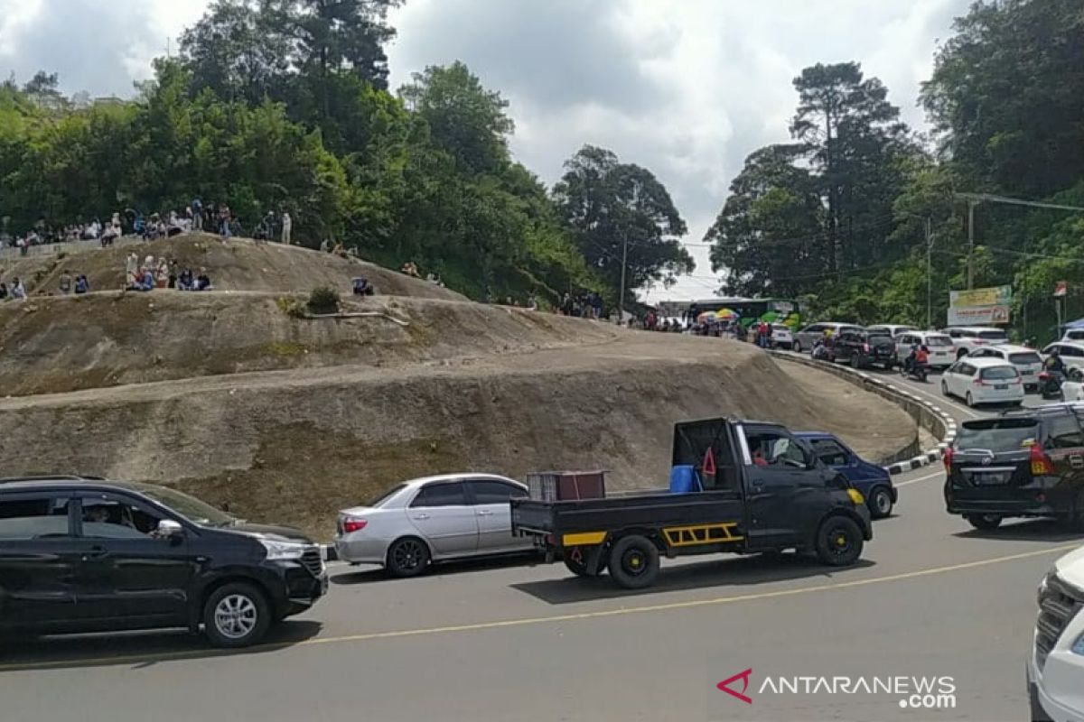 Kawasan Puncak-Cianjur dipadati kendaraan warga yang ingin berwisata