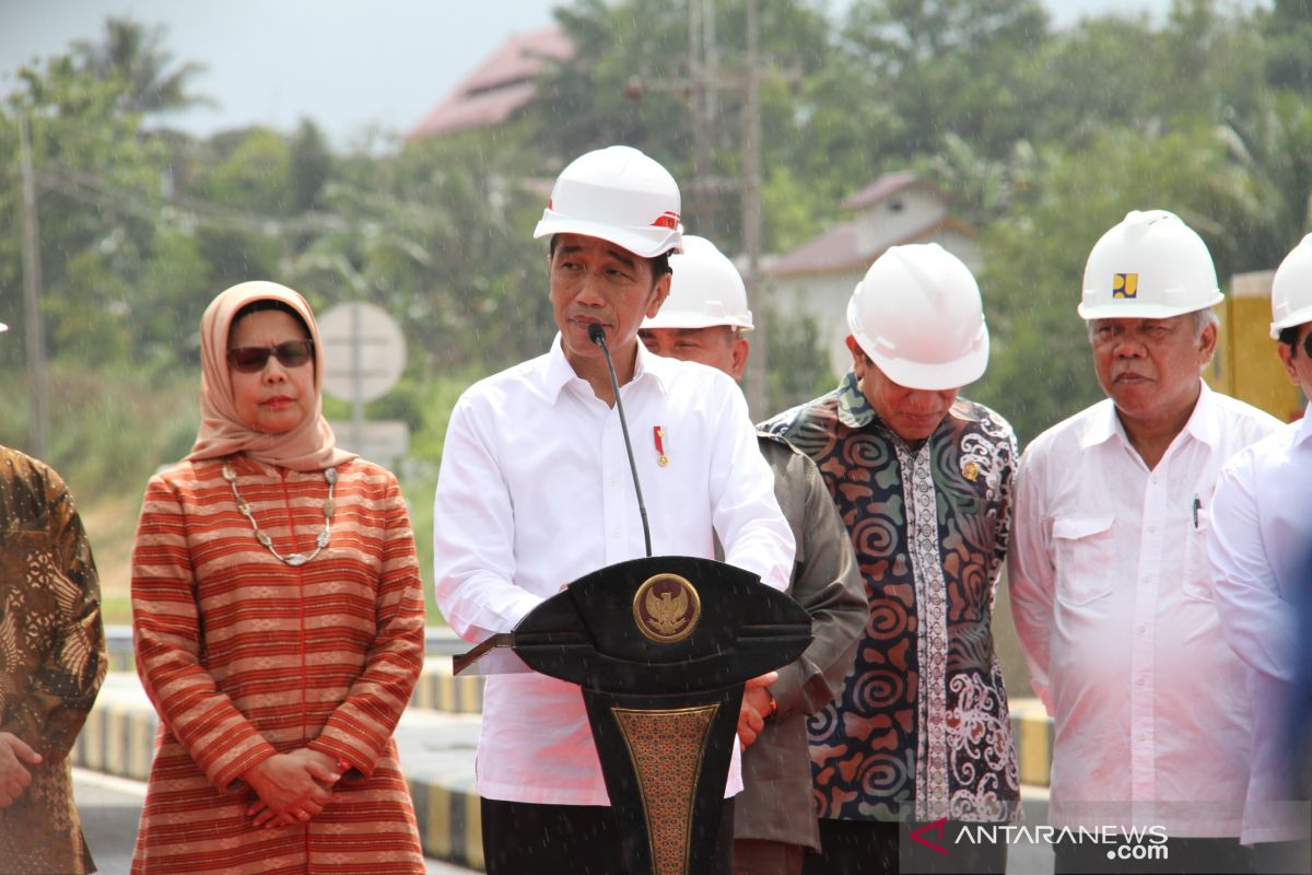 Presiden ke Balikpapan meninjau vaksinasi massal dan resmikan tol