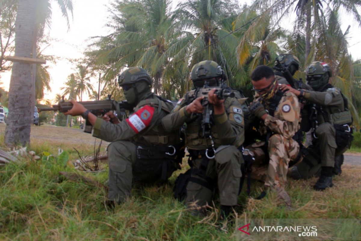 Prajurit Taifib dan Kopaska latihan operasi pembebasan sandera