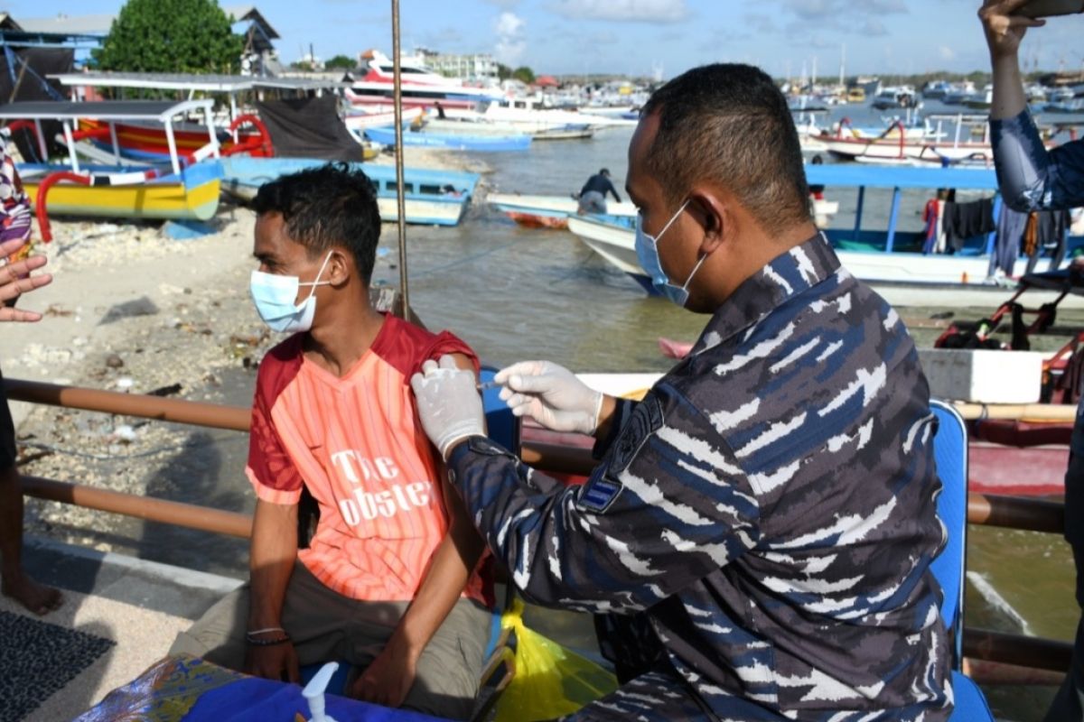 Puluhan nelayan Pulau Serangan-Bali ikuti vaksinasi COVID-19