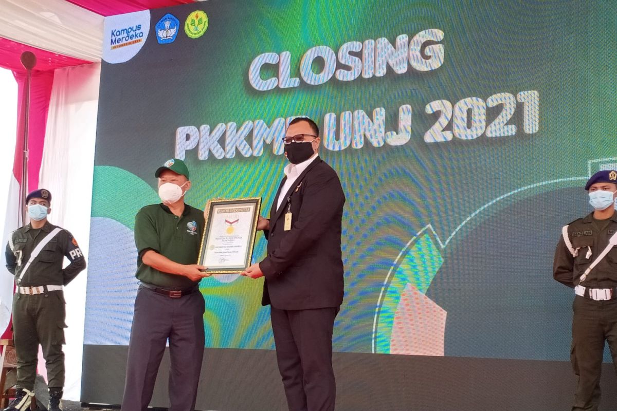 UNJ raih rekor MURI senam sendok kursi terbanyak pada penutupan PKKMB 2021