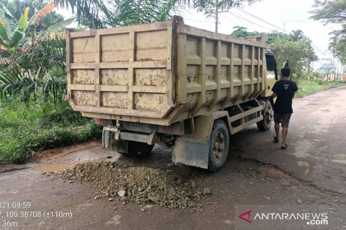 Perusahaan Perkebunan di Kubu Raya perbaiki jalan Rasau Jaya