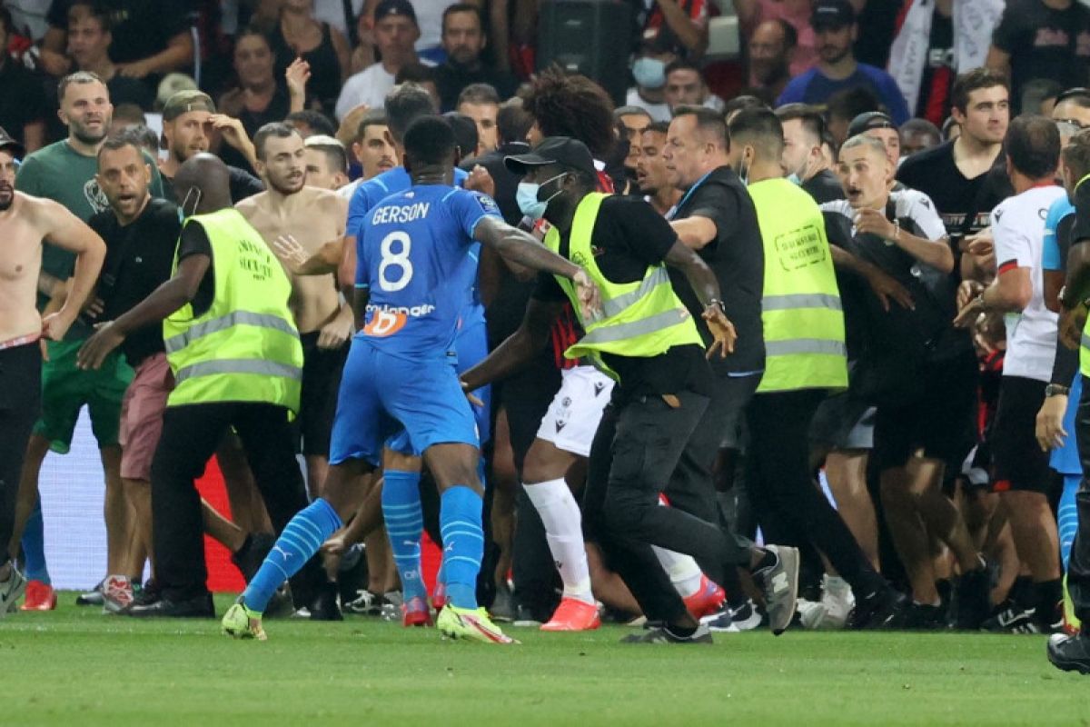 Laga Nice vs Marseille dihentikan gara-gara penonton serbu lapangan