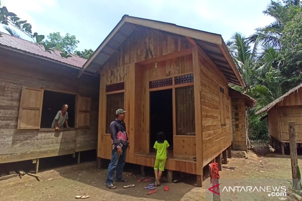 Sejumlah warga Desa Mamigang dapat bantuan rehab rumah
