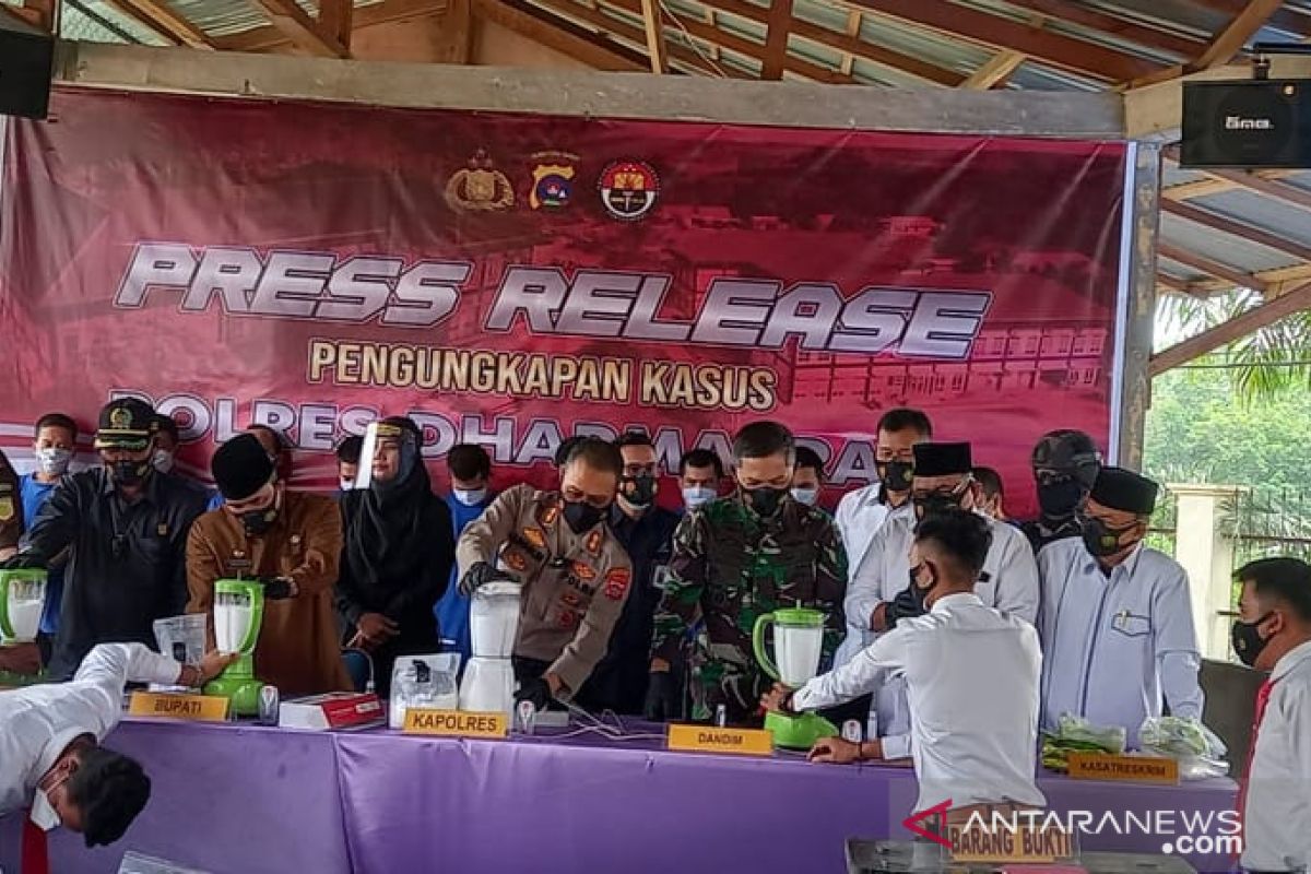 Barang bukti sabu-sabu empat kilogram diblender Polres Dharmasraya agar musnah