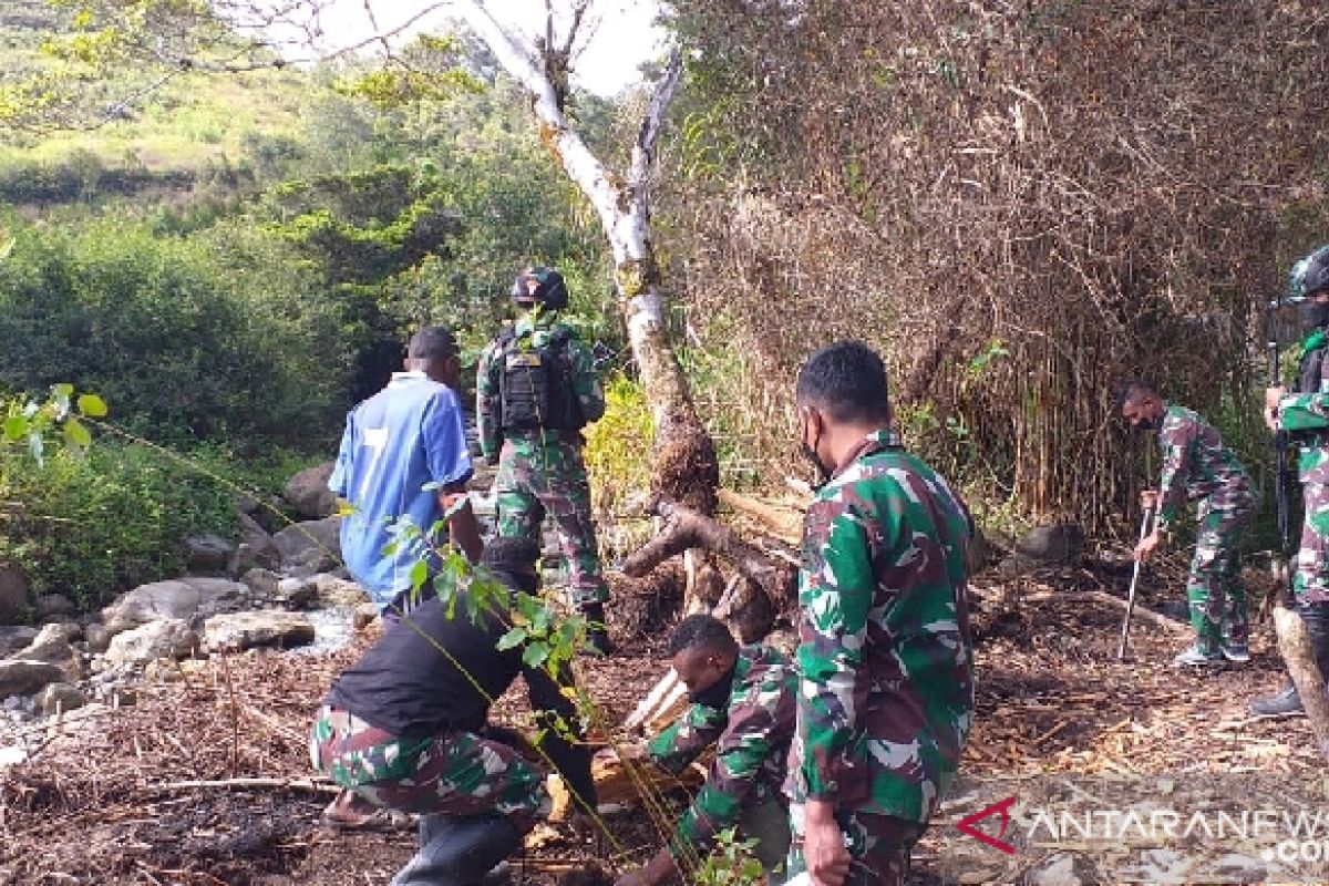 Satgas TNI Yonif 751 bersama warga Walesi Papua tanam pohon di aliran sungai