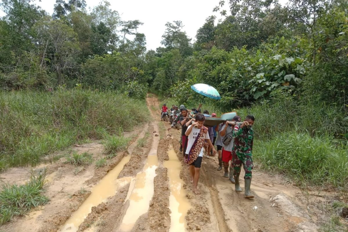 TNI evakuasi ibu hamil gunakan tandu menuju Puskesmas Jagoi Babang