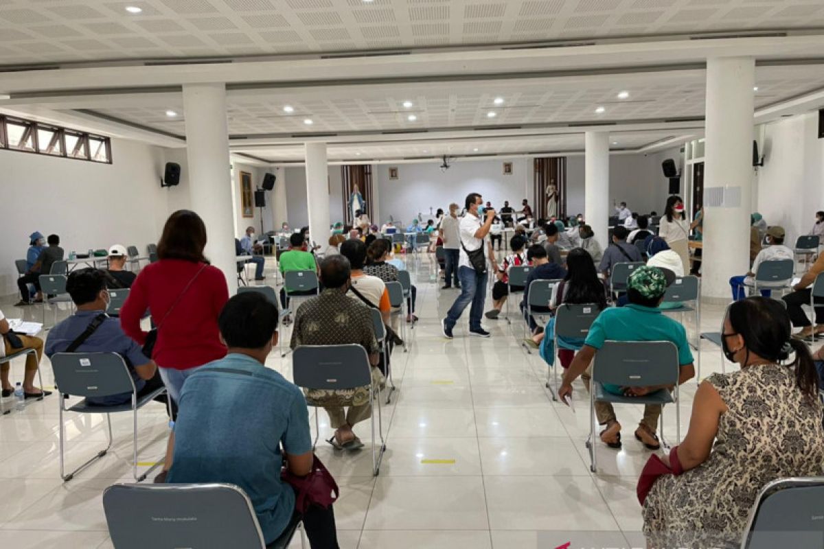632 warga ikuti vaksinasi di Gereja Santa Maria Imakulata Kalideres