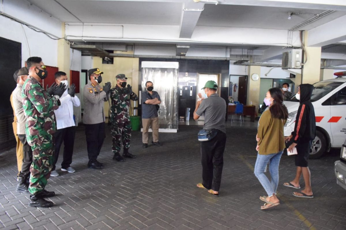 TNI-Polri di Sidoarjo percepat pemindahan warga isoman ke isoter