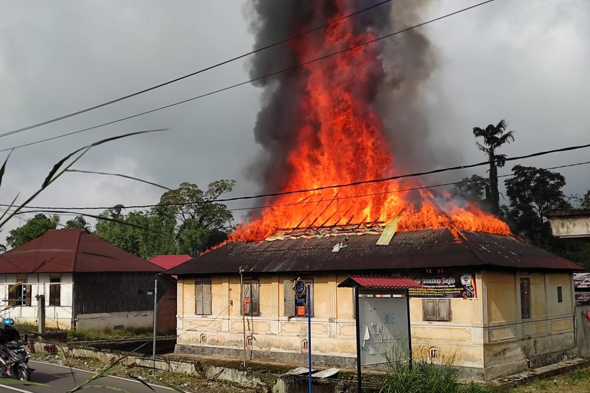 Kebakaran di Sungai Pua Agam, sebuah rumah berusia satu abad habis terbakar