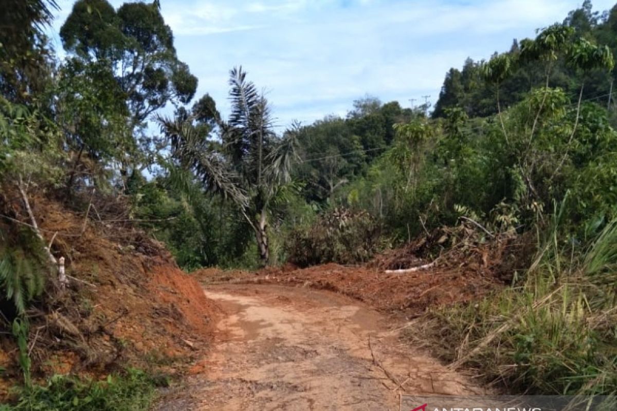 Akses jalan Bunga Bondar - Dolok Sordang Sipirok sudah lancar dilalui kendaraan