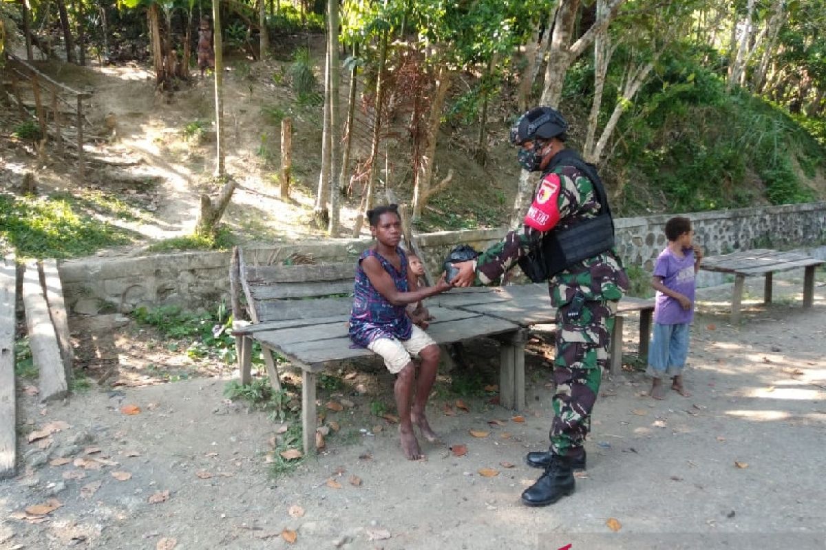 Soldiers distribute "sembako" to Yuwainda villagers in Papua's Keerom