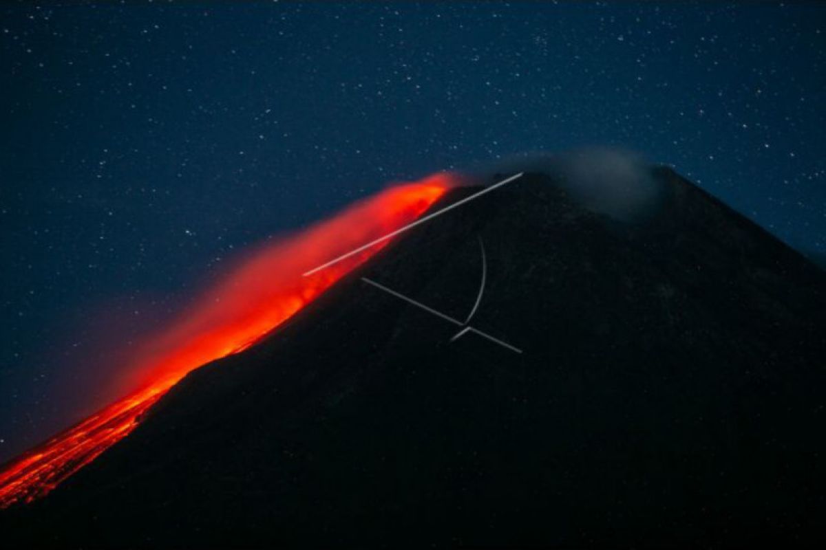 Gunung Merapi meluncurkan guguran lava pijar sejauh 2 km