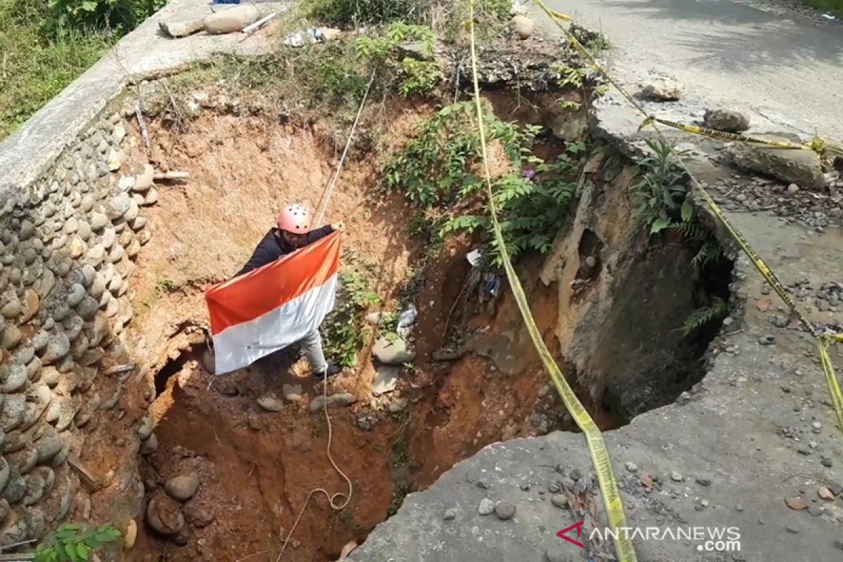 HUT ke-76 RI, pemuda Bengkulu rafling di jalan berlubang