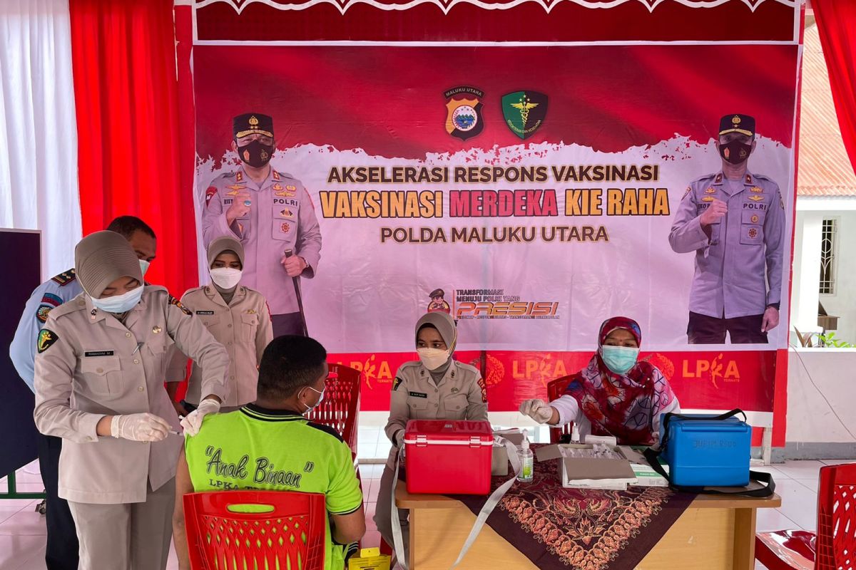 Tahanan dan pelayan publik Lapas perempuan Ternate jalani vaksinasi