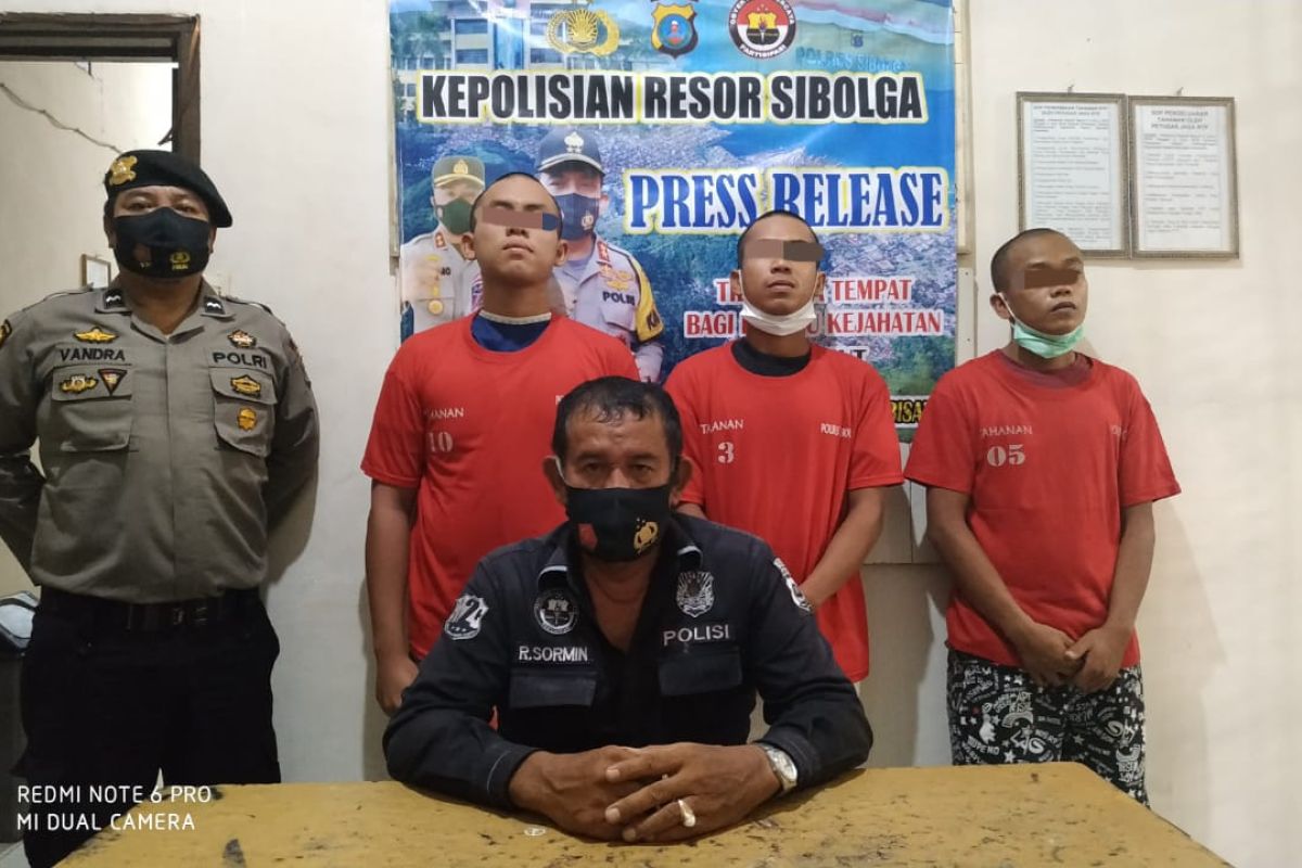 Ketiga pria ini diamankan polisi saat pesta narkoba di bekas kandang ternak