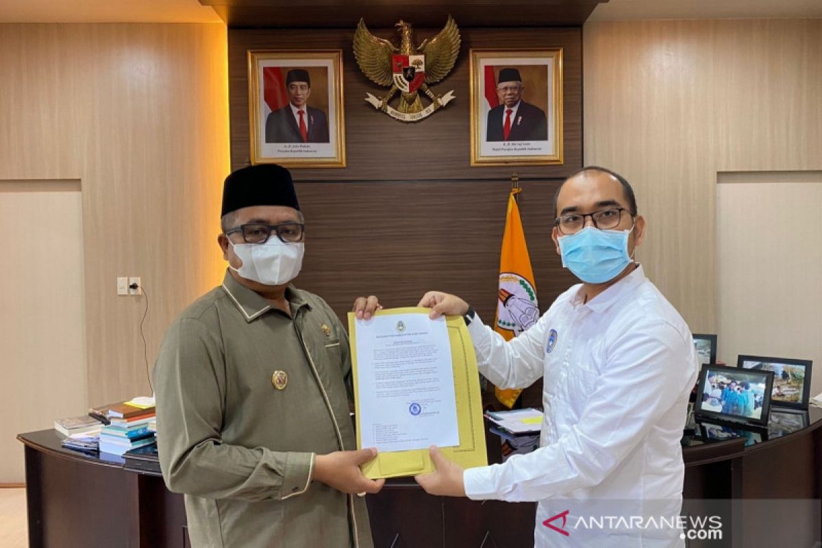 PSSI serahkan SK tim pemandu bakat Pra PORA ke Bupati Aceh Barat