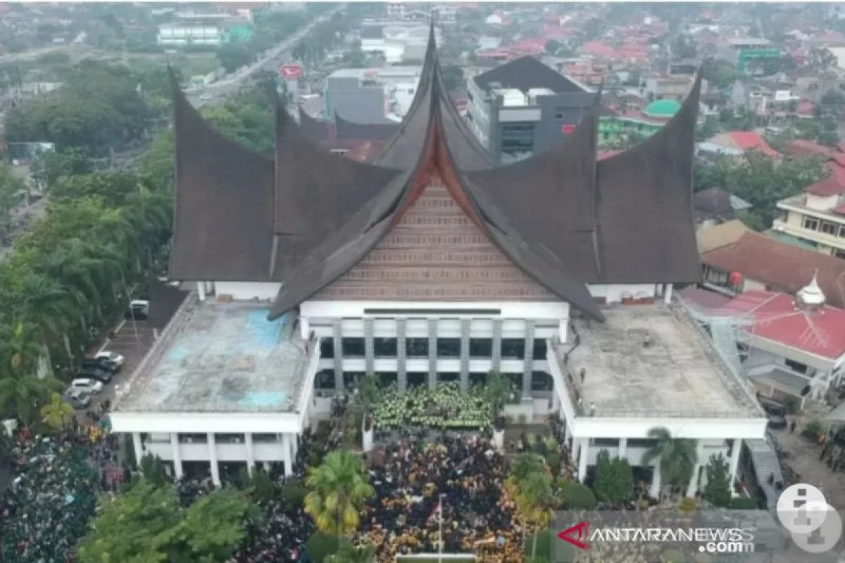 Pengadaan baju dinas 65 anggota DPRD Sumbar habiskan biaya hampir Rp1 miliar