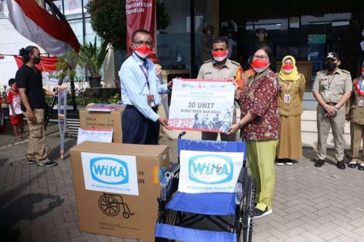 Pemkot Jaktim serahkan bantuan kepada UMKM dan warga disabilitas