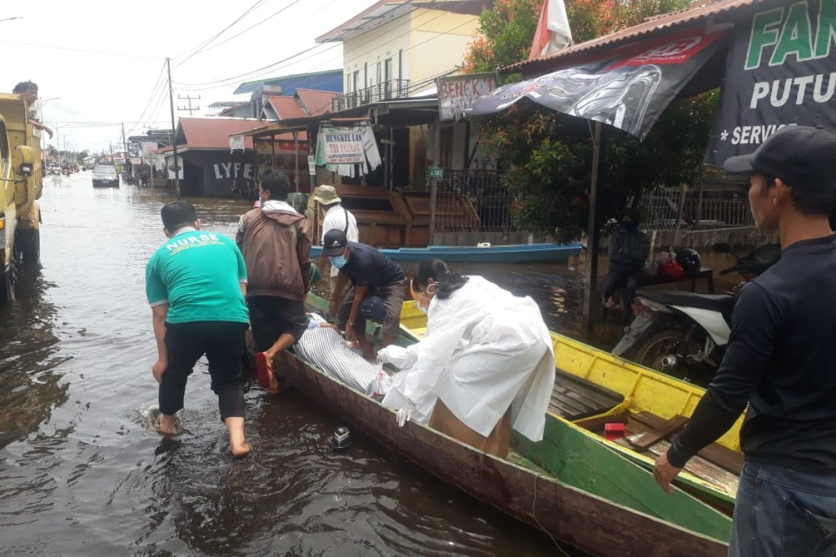 Banjir landa Kapuas Hulu, pasien lansia dirujuk ke RSUD gunakan sampan