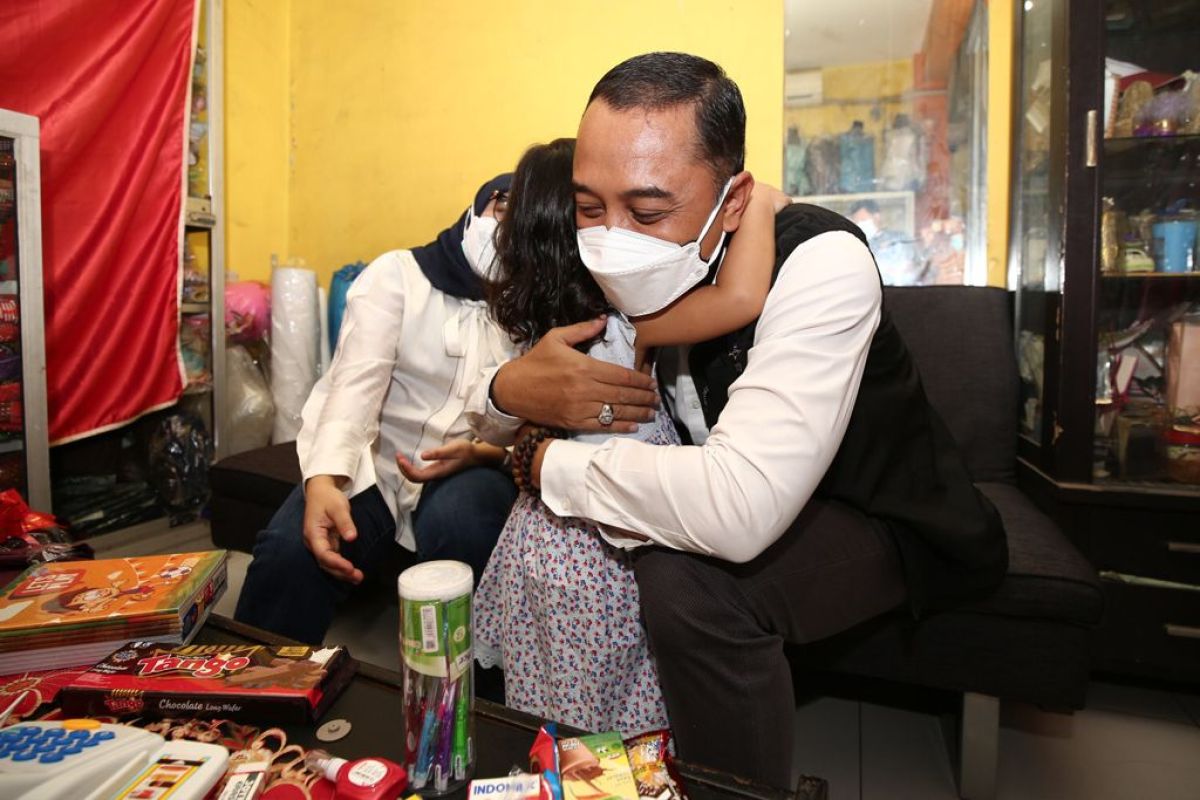 Pelukan hangat wali kota untuk anak yatim piatu terdampak COVID-19 di Surabaya