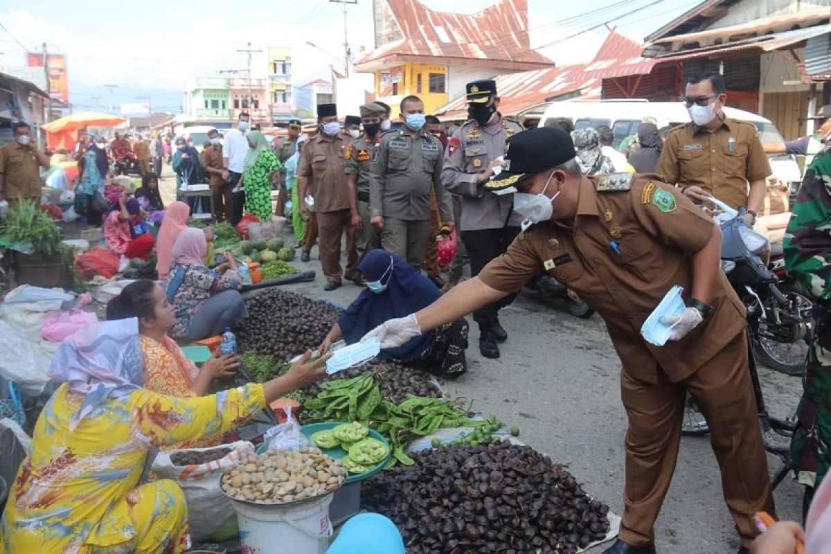 Wabup dan Kapolres imbau pedagang dan pembeli di Pasar Sibuhuan terapkan Prokes