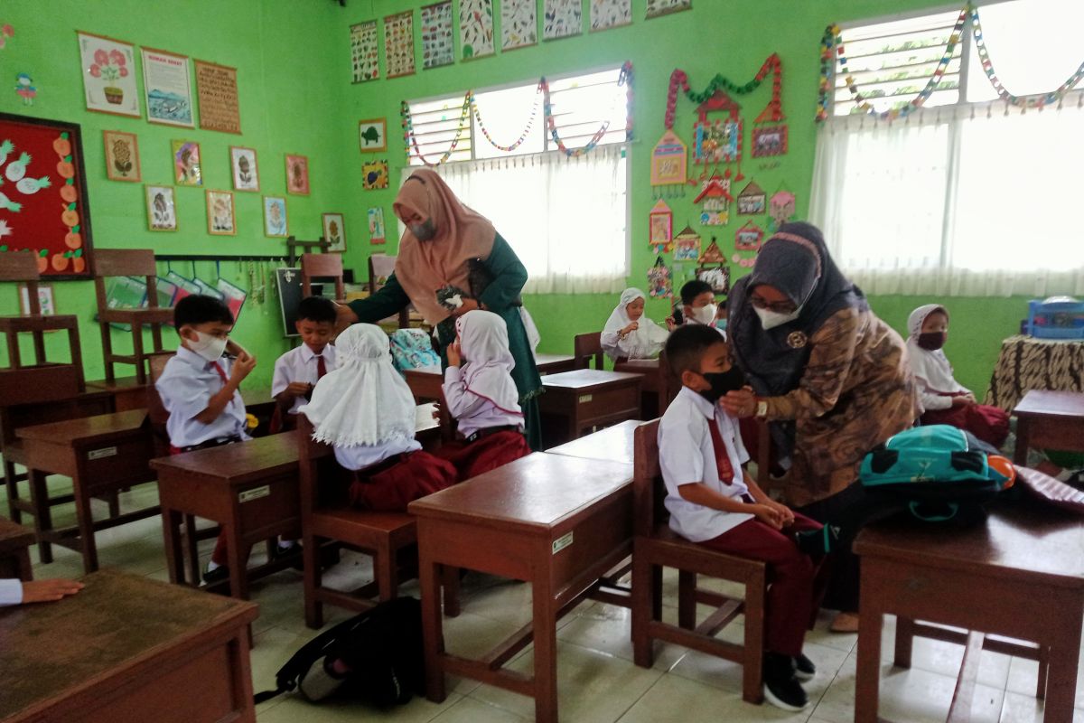 Dua anggota DPRD Pasaman tinjau sekolah lakukan pembelajaran tatap muka