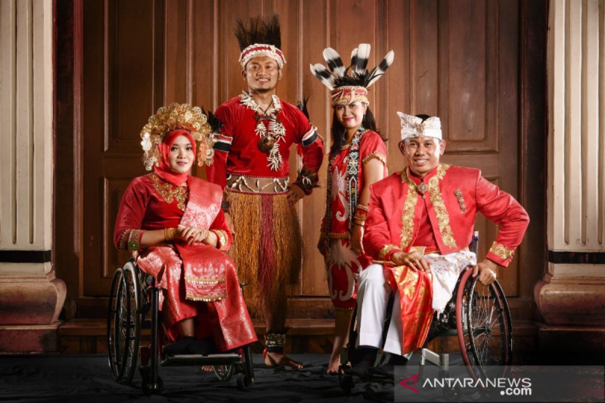 Tim Indonesia pamerkan beragam busana adat daerah di upacara pembukaan