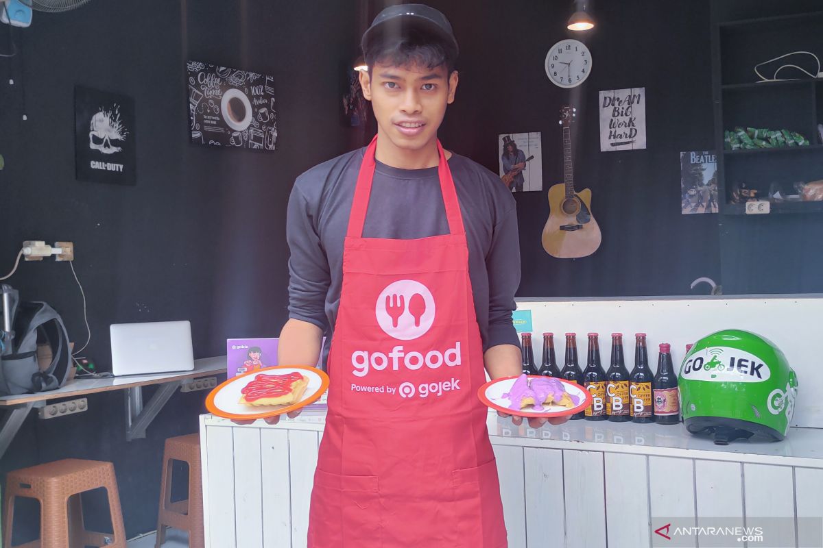 Mantan pegawai ini buka 5 cabang kue pancong, berdayakan anak yatim