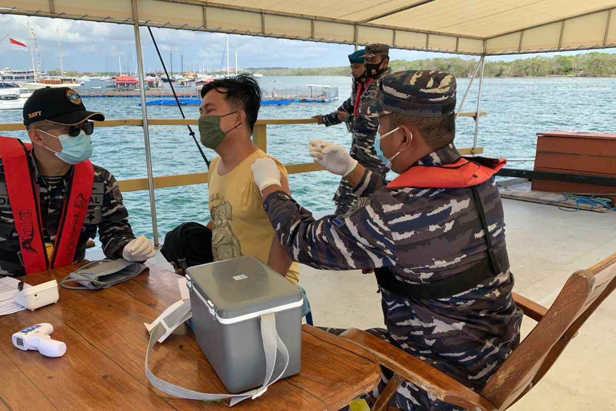 TNI AL datangi ABK di kapal-kapal untuk divaksin COVID-19