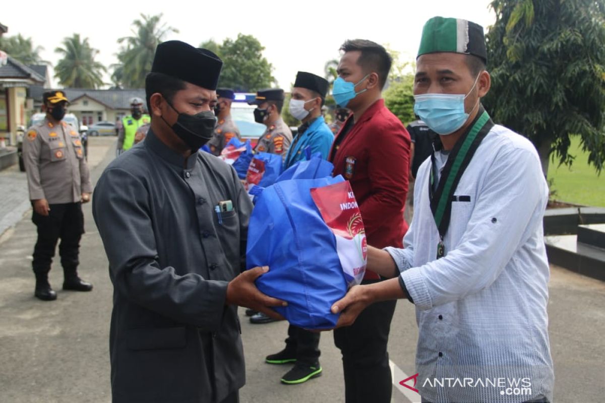 Polres Lampung Timur bersama HMI, PMII, IMM distribusikan sembako bagi warga terdampak COVID19