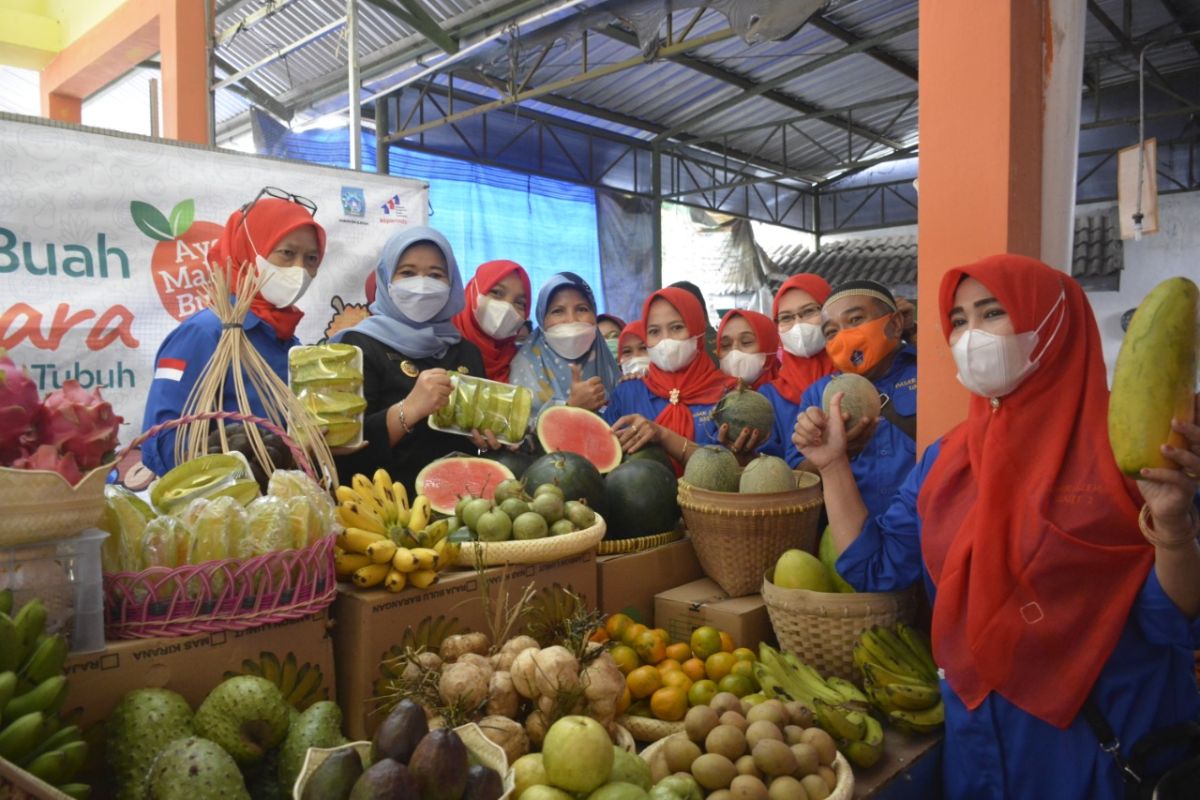 Bupati Sleman memantau komoditas buah lokal di pasar tradisional