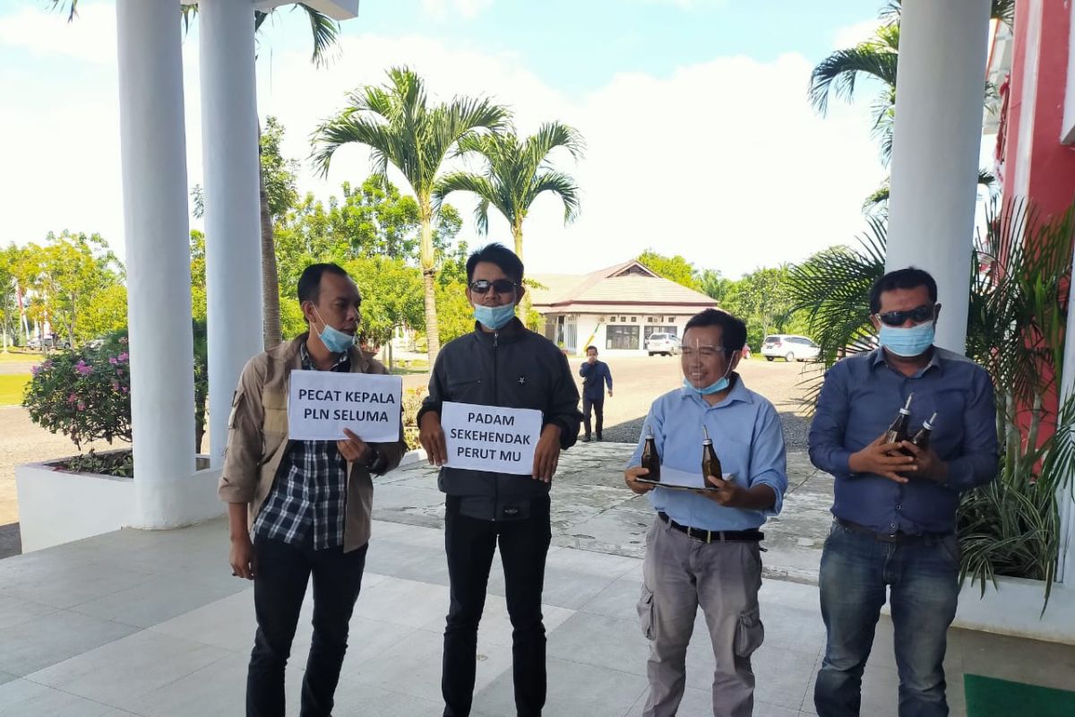 Kerap mati lampu, warga Seluma demo PLN