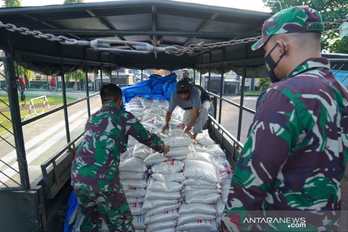 Korem 042/Gapu menyalurkan 20 ton beras bantuan Pangdam II/Sriwijaya