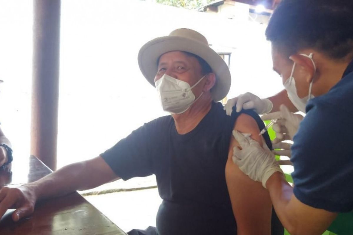 Gubernur Banten Wahidin Halim disuntik vaksin COVID-19 Pfizer dosis pertama