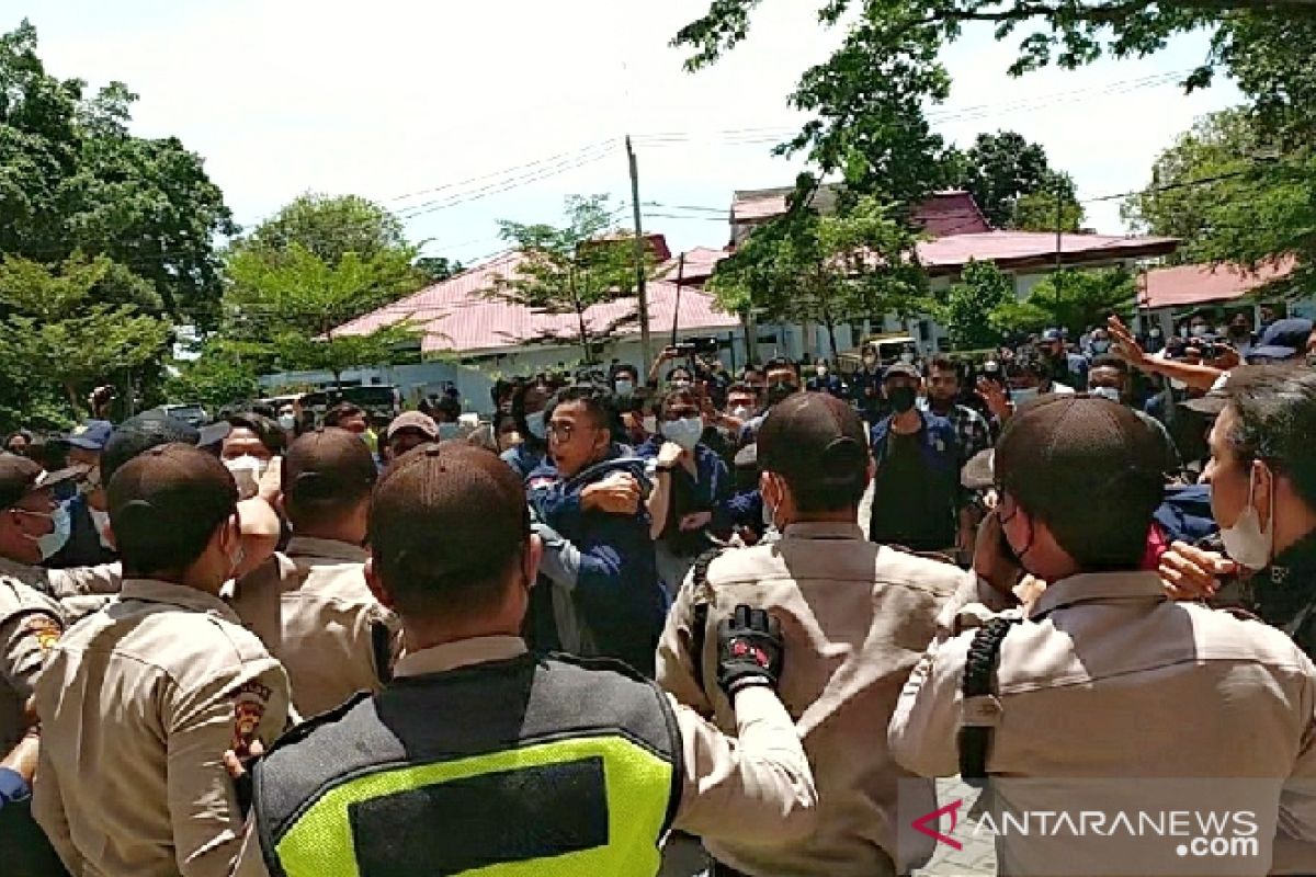 Unjuk rasa pembekuan BEM Hukum Unib ricuh