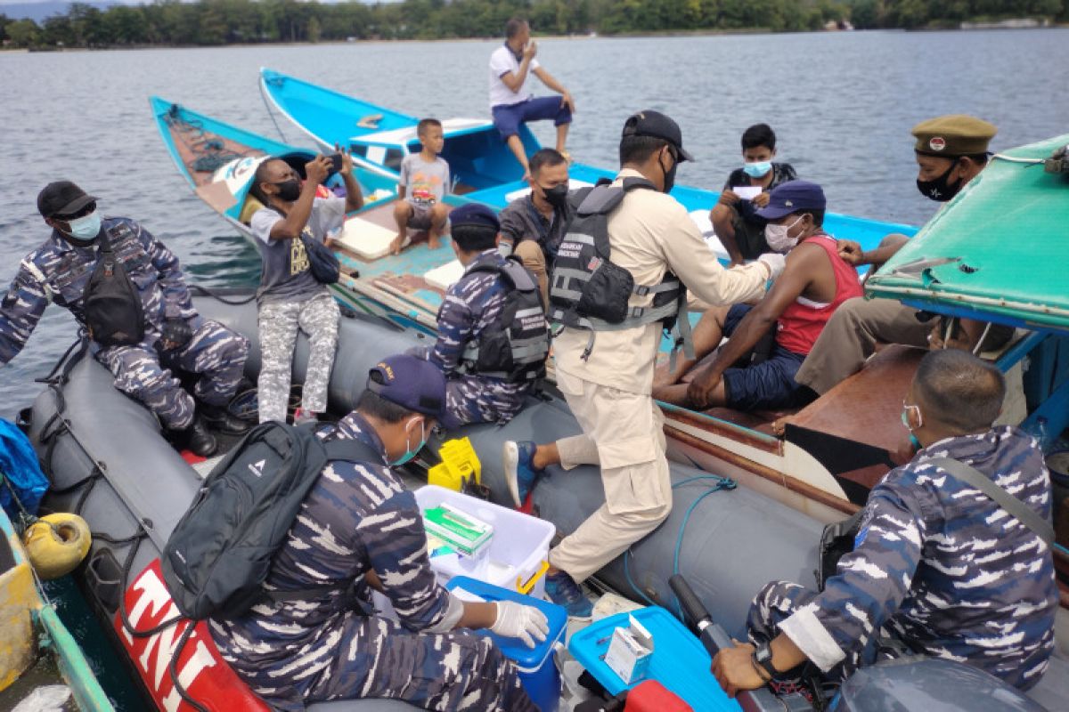 Fasharkan TNI AL Manokwari jemput bola vaksinasi nelayan di laut