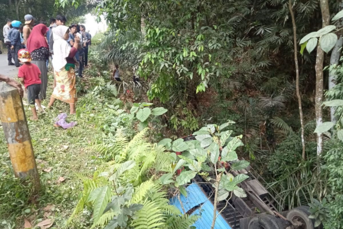 Truk masuk jurang di Jalan Raya Jonggat