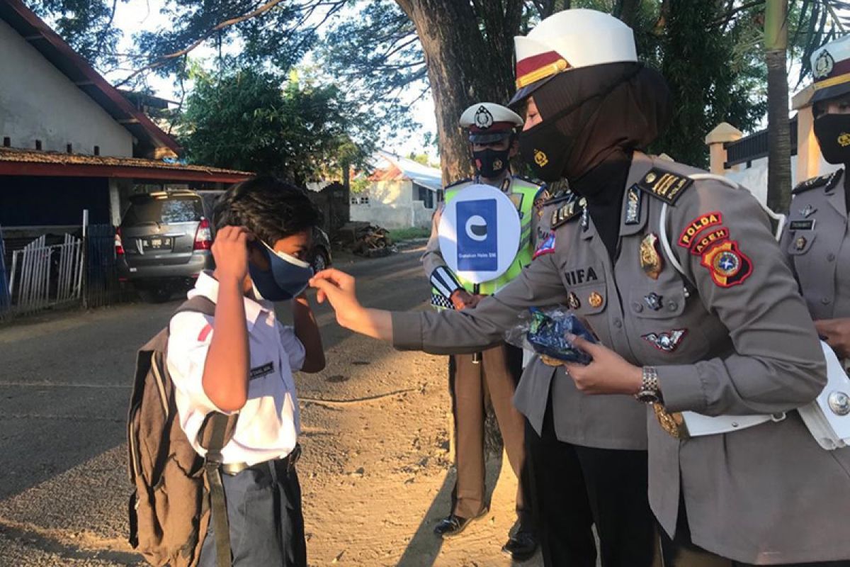 Tingkatkan disiplin protokol kesehatan, personel Polda Aceh bagi-bagi masker kepada pedagang