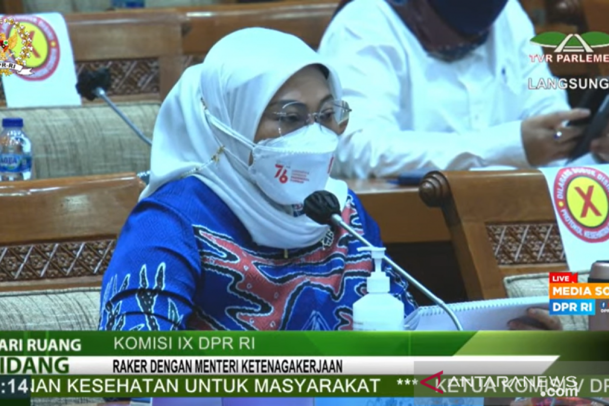 Ida Fauziyah ingatkan harus bipartit, tak boleh ada penyesuaian upah sepihak