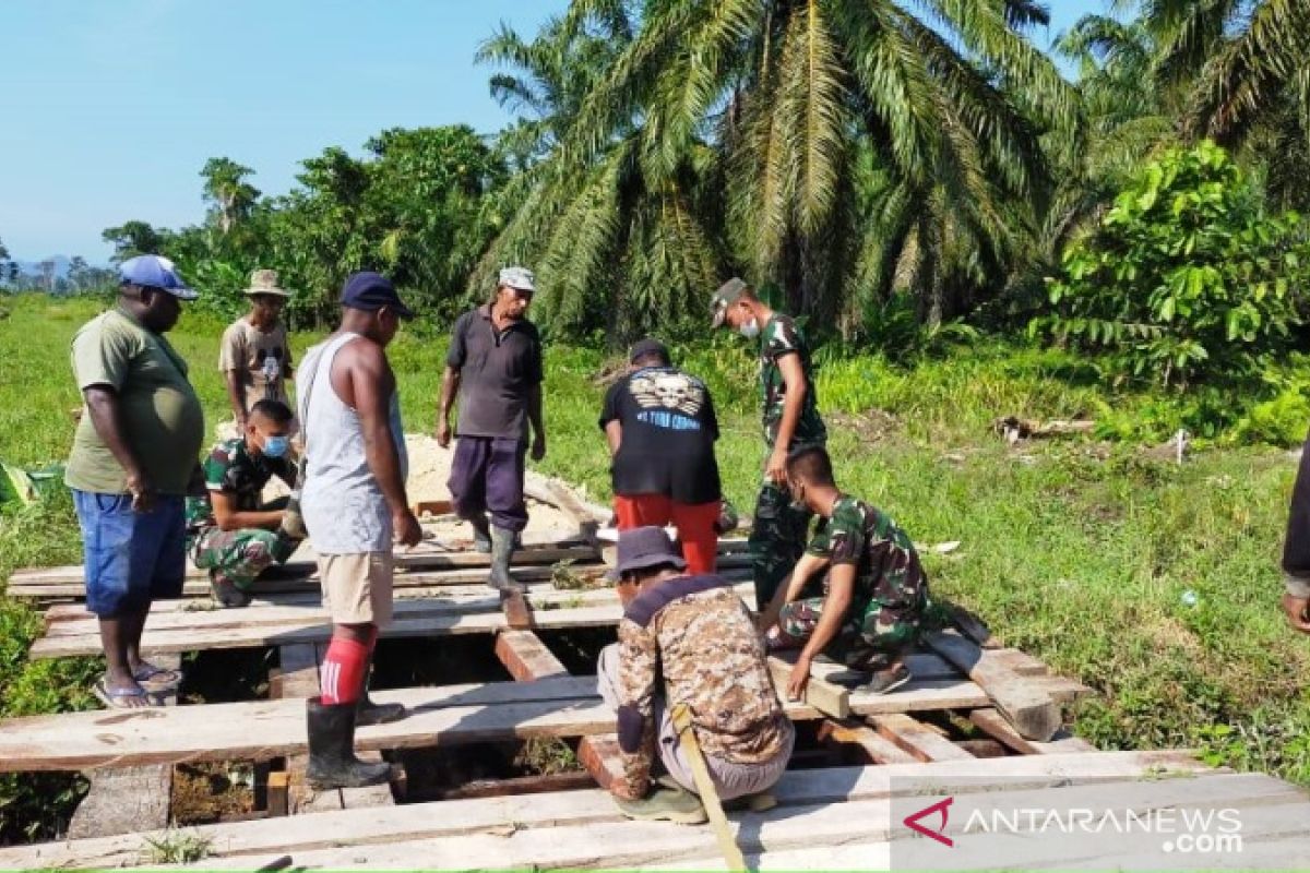 Satgas TNI Yonif 512 bersama warga perbaiki jembatan di perbatasan RI-PNG