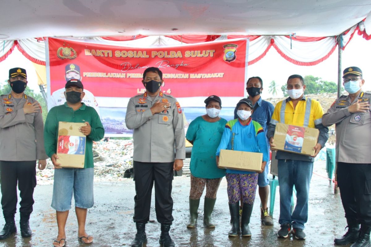 Polda Sulut berbagi kasih dengan warga di TPA Sumompo Manado