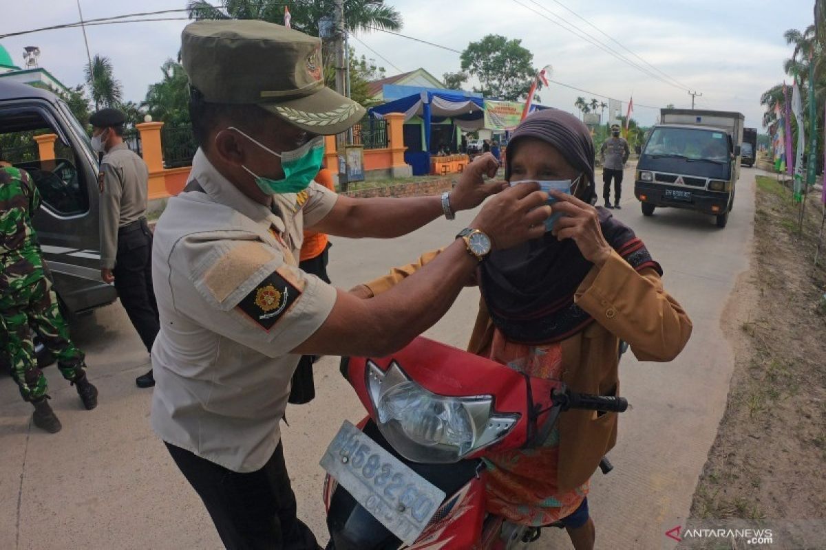 Menkominfo Johnny G. Plate minta masyarakat tetap waspada meski level PPKM diturunkan