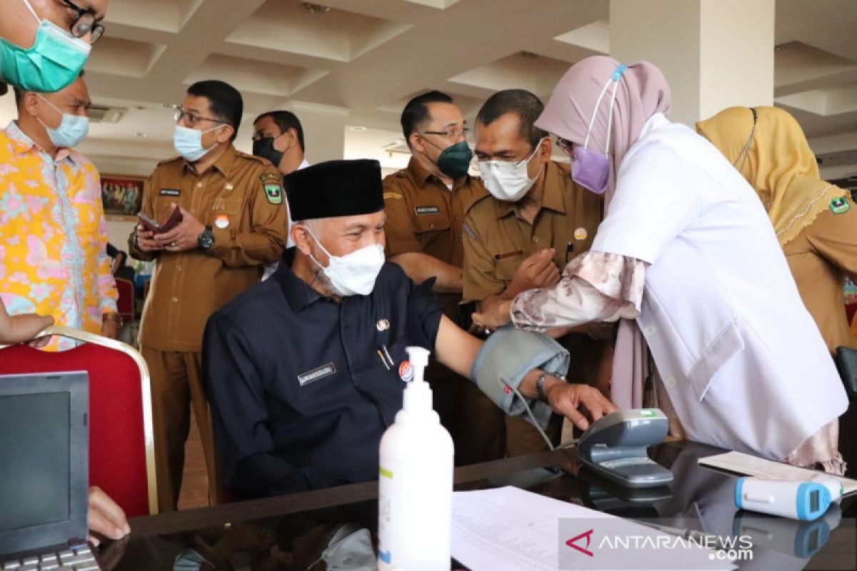 Vaksinasi ketiga nakes di Sumbar agar lebih imun dari COVID-19