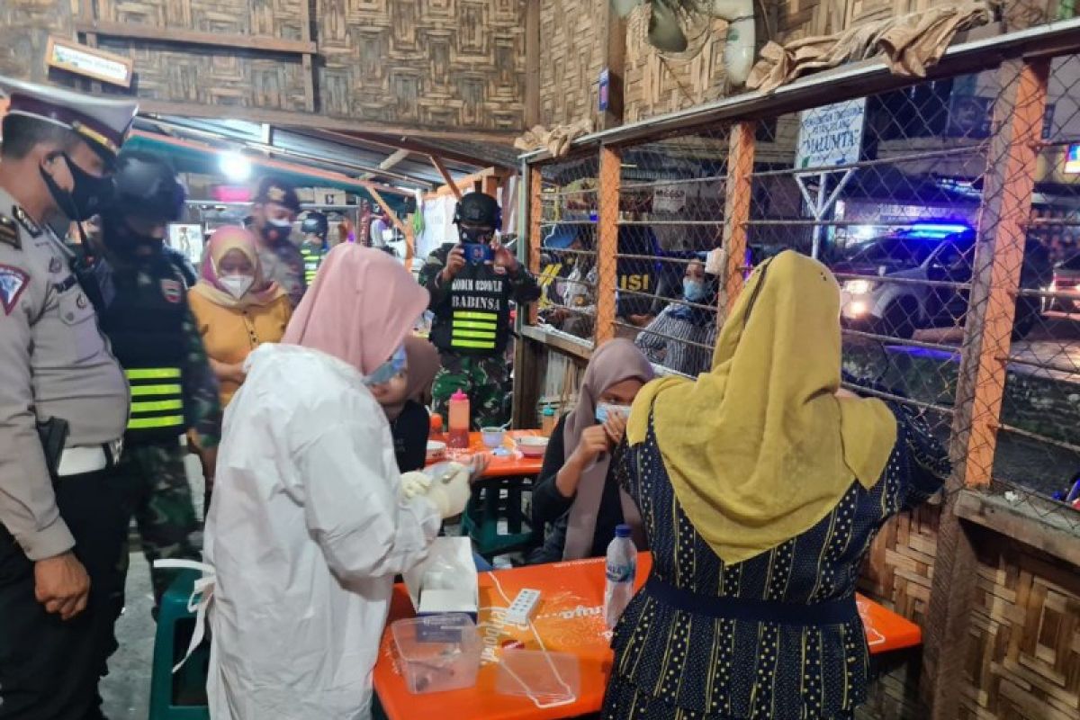 Polres Labuhanbatu lakukan tes  usap bagi pelanggar prokes